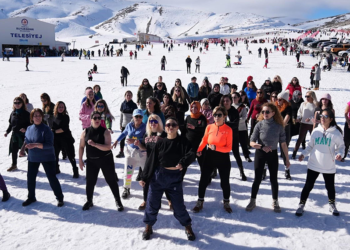 Kadınlar kayak merkezinde zumba yaptı