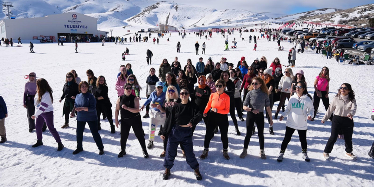 Kadınlar kayak merkezinde zumba yaptı