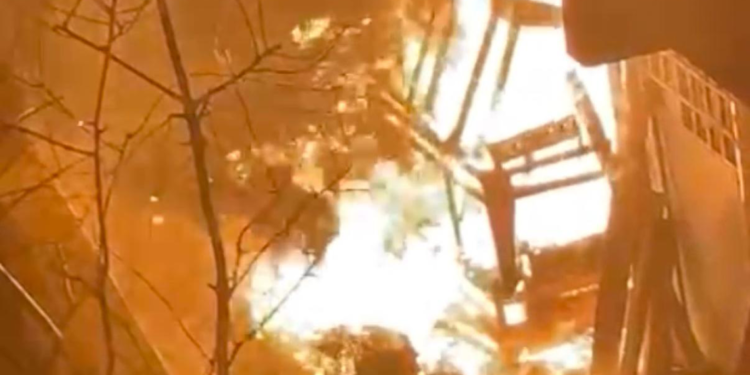 Kağıthane'de koltuk döşeme atölyesi alev alev yandı