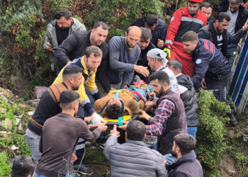 Kamyonet uçuruma yuvarlandı: 3 yaralı