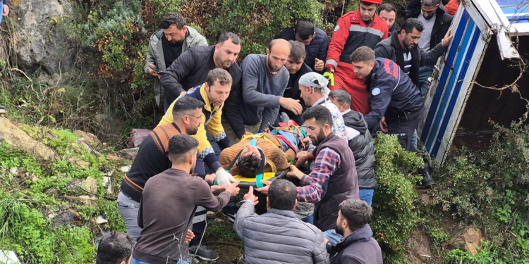 Kamyonet uçuruma yuvarlandı: 3 yaralı