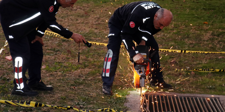 Kanalizasyondan gelen çocuk sesi ihbarı ekipleri, harekete geçirdi