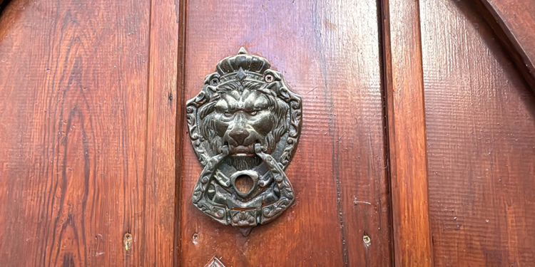 Kapı tokmaklarının yerini ziller aldı