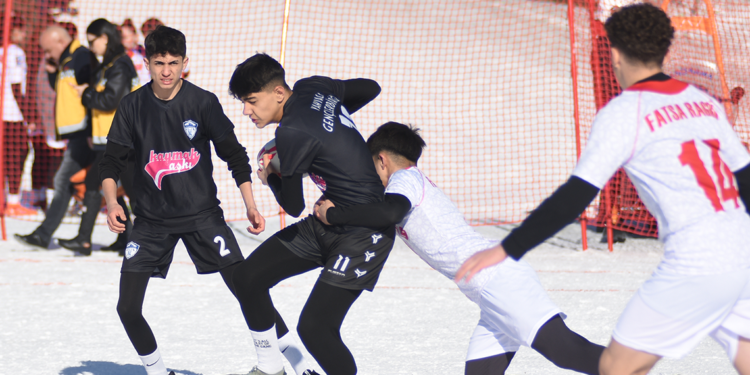 Kar Ragbi Türkiye Şampiyonası Erciyes’te başladı