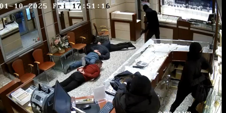 Karabük'te kuyumcu soygunu; 20 kilo altınla kaçtılar