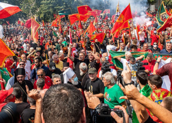 Karadağ'da 12 kişinin öldüğü saldırı sonrası gösteriler düzenlendi