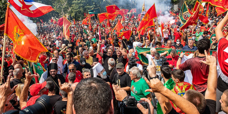 Karadağ'da 12 kişinin öldüğü saldırı sonrası gösteriler düzenlendi