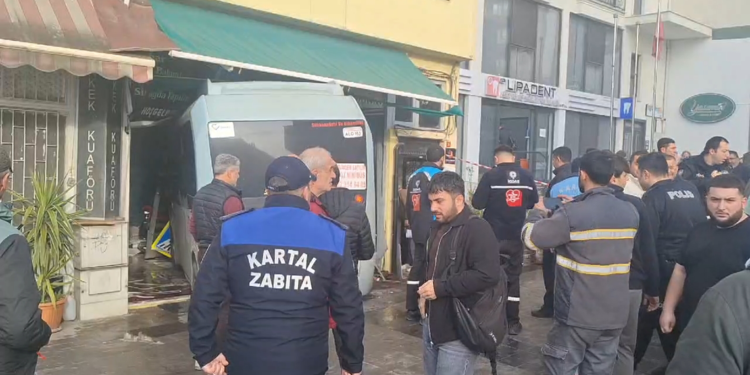 Kartal'da minibüs berber dükkanına girdi, yaralılar var