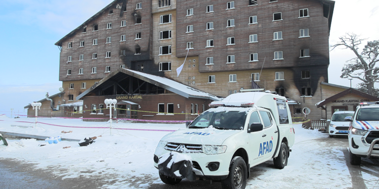 Kartalkaya'da yanan otelin çevresinde güvenlik çemberi