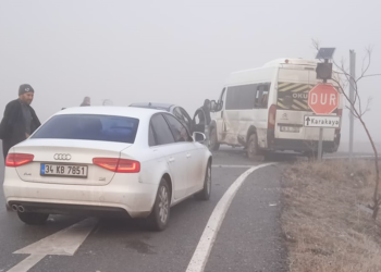 Kayseri'de servis minibüsü ile otomobil çarpıştı; 5'i öğrenci, 10 yaralı