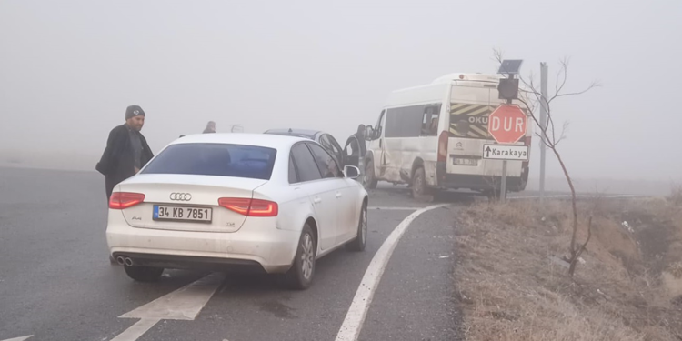 Kayseri'de servis minibüsü ile otomobil çarpıştı; 5'i öğrenci, 10 yaralı