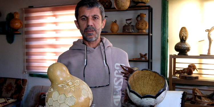 Kendi yetiştirdiği su kabakları ile hayvan figürleri yapıyor