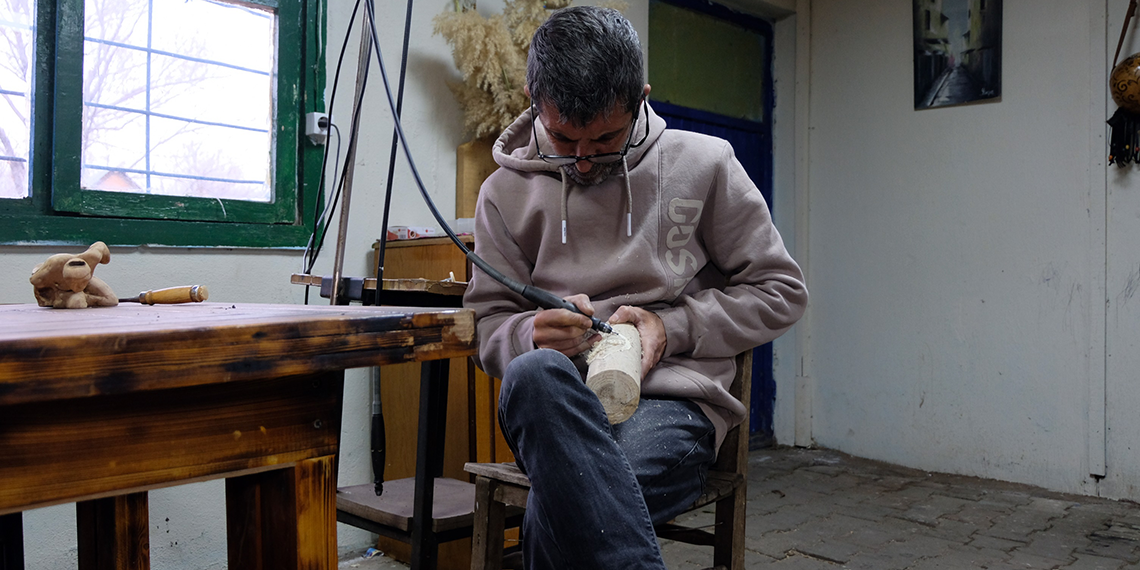 Kendi yetiştirdiği su kabakları ile hayvan figürleri yapıyor