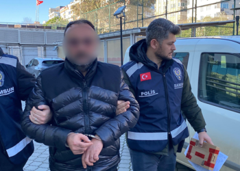 Kendisinden para isteyen oğlunu ekmek bıçağıyla yaraladı