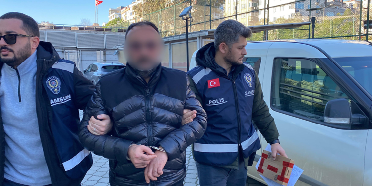 Kendisinden para isteyen oğlunu ekmek bıçağıyla yaraladı