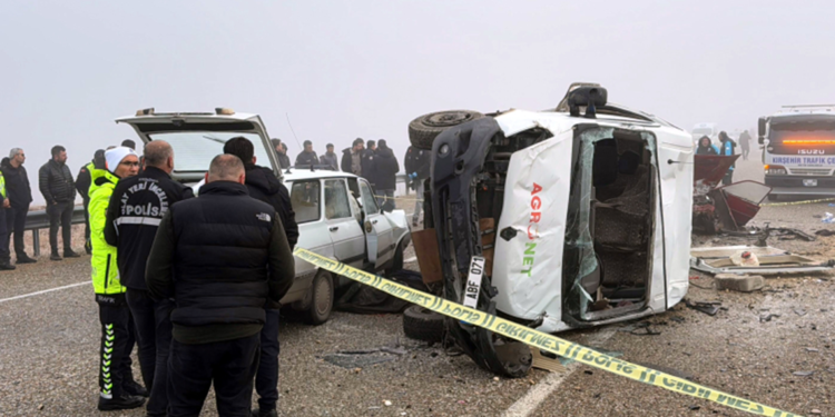 Kırşehir'de zincirleme kaza: 2 ölü, 18 yaralı