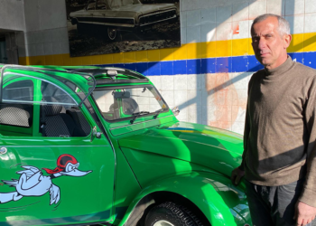 Klasik otomobilleri hurdadan alıp orijinal haline getiriyor