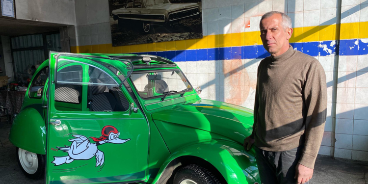 Klasik otomobilleri hurdadan alıp orijinal haline getiriyor