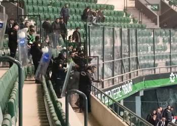 Kocaelispor- Iğdır maçında olay çıktı: Koltukları parçaladılar