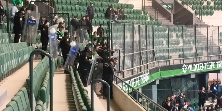 Kocaelispor- Iğdır maçında olay çıktı: Koltukları parçaladılar