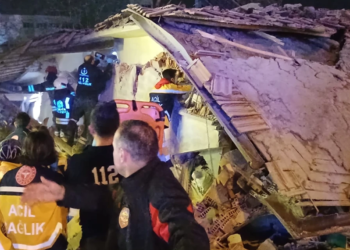 Konya'da 4 katlı bina çöktü; enkaz altında kalanlar var