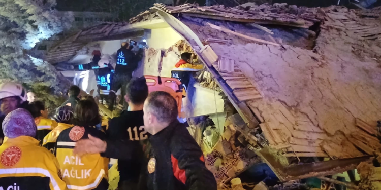 Konya'da 4 katlı bina çöktü; enkaz altında kalanlar var