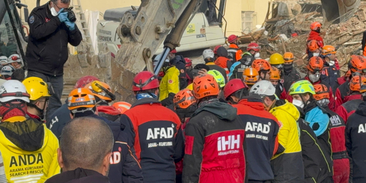 Konya'da çöken binanın enkazında 1 kişinin cansız bedeni çıkarıldı