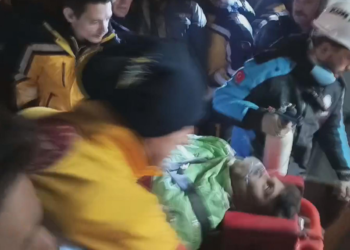 Konya'da çöken binanın enkazından 3 kişi kurtarıldı