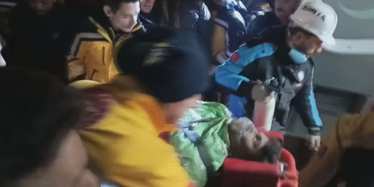 Konya'da çöken binanın enkazından 3 kişi kurtarıldı