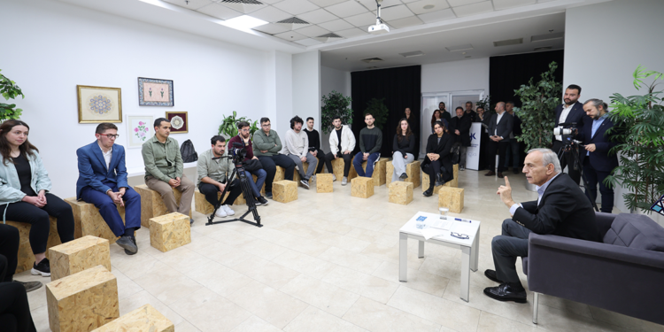 Küçükçekmece Belediye Başkanı Kemal Çebi, gençlerle bir araya geldi