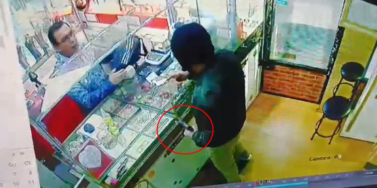 Kuyumcu, oyuncak silahla soygun girişiminde bulunan şüpheliyi darbetti