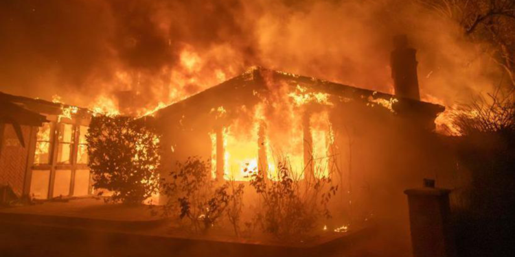 Los Angeles yangınında 200 bin kişi için tahliye uyarısı yapıldı