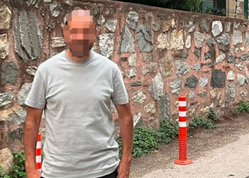 Mağdur olarak geldiği duruşma öncesi eşinin avukatını dövdü