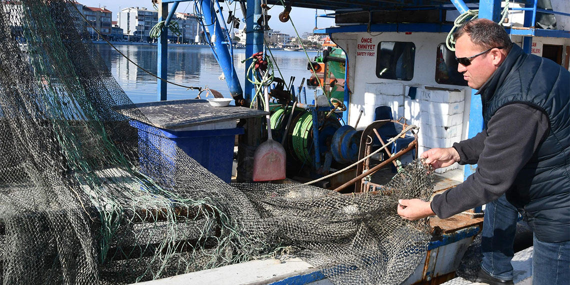 Marmara'da artan müsilaj (deniz salyası), Tekirdağ'daki balıkçıların ağlarına yapışıp, zarar vermeye başladı.