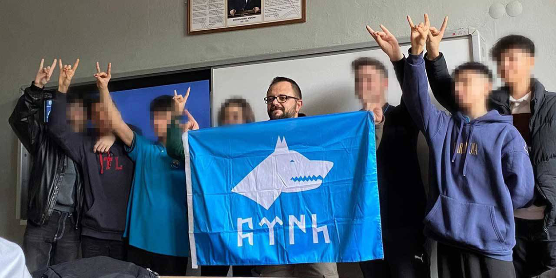 MEB ve Ülkü Ocakları arasında imzalanan protokol, okullarda eğitim ve siyasetin sınırlarını bulanıklaştırıyor. Bu işbirliği, çocuklarımızın ideolojik etkilerden uzak, tarafsız ve bilimsel bir eğitim alma hakkına zarar veriyor.