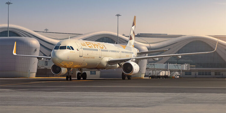 Melbourne Havalimanı'nda uçağın iniş takımları alev aldı