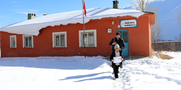 2 derslikli okulun tek öğrencisi karne heyecanı yaşadı