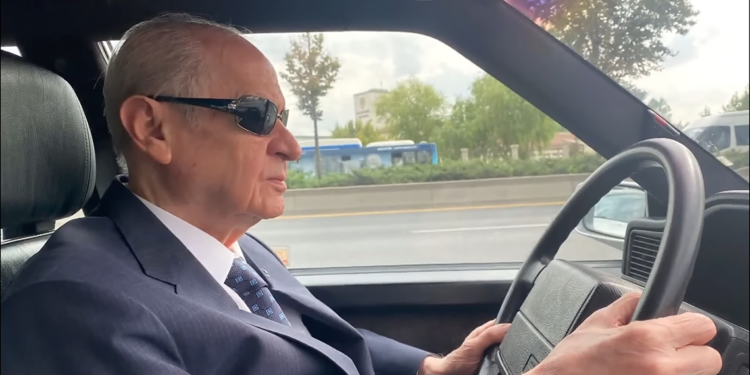 MHP, Bahçeli'nin Ferdi Tayfur'u dinlediği anları paylaştı