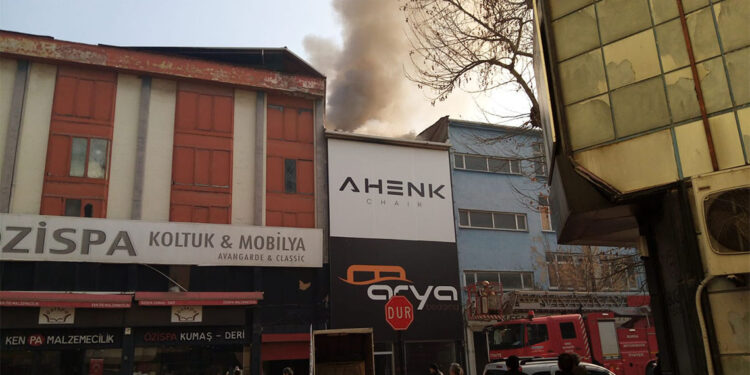 İnegöl'de mobilya imalathanesinde yangın