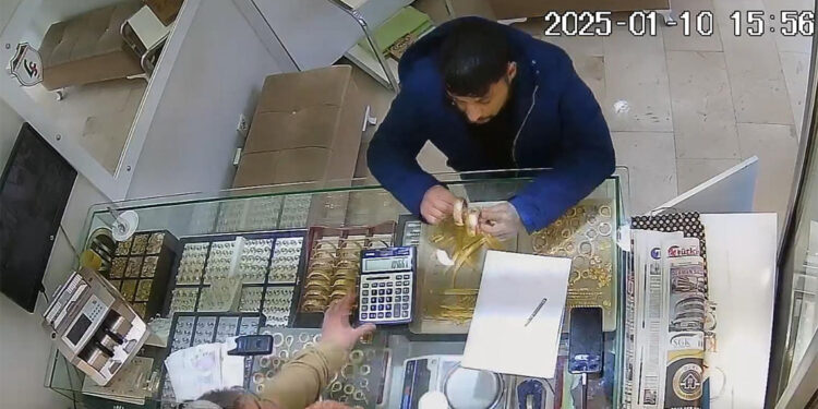 Kuyumcu dükkanından 2 bileziği alıp kaçtı