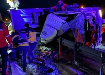 Malatya'da TIR devrildi; 2 ölü, 1 yaralı