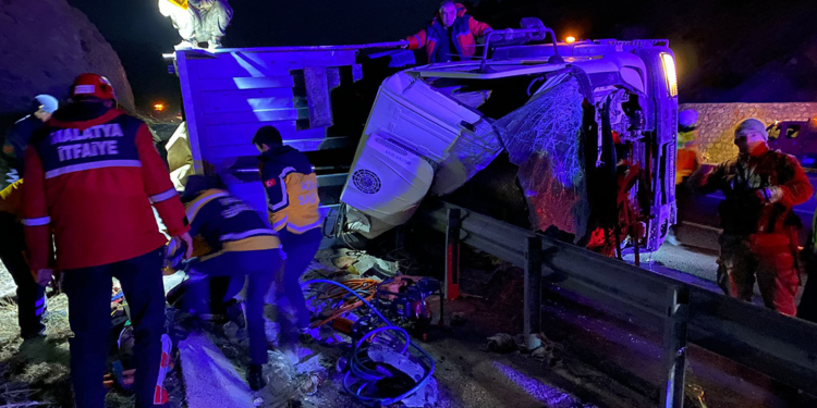 Malatya'da TIR devrildi; 2 ölü, 1 yaralı