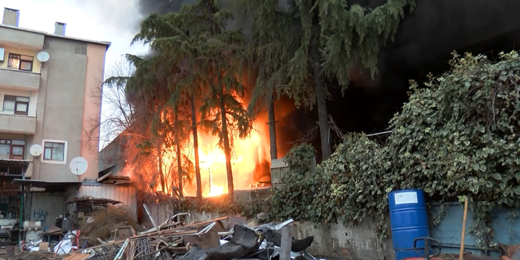 Maltepe'de polyester havuz deposunda yangın