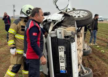 Mardin'de hafif ticari araç tarlaya uçtu: 2 ölü, 4 yaralı