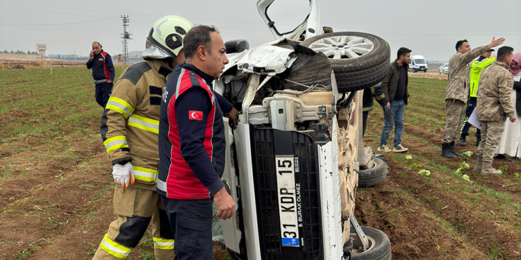 Mardin'de hafif ticari araç tarlaya uçtu: 2 ölü, 4 yaralı