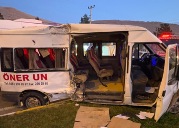 Mardin'de işçi servis minibüsü ile kamyon çarpıştı: 11 yaralı