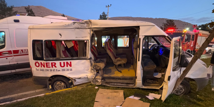 Mardin'de işçi servis minibüsü ile kamyon çarpıştı: 11 yaralı