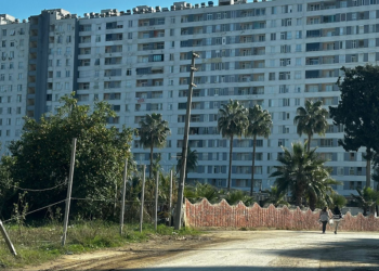 Mersin'de 13'üncü kattan düşen 2 genç, öldü