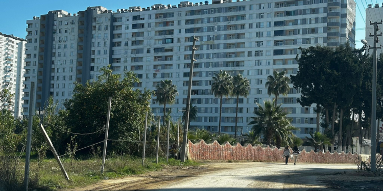 Mersin'de 13'üncü kattan düşen 2 genç, öldü