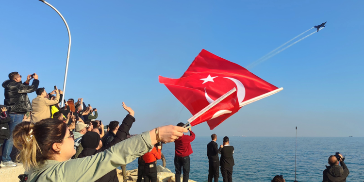 Mersin'de SOLOTÜRK gösterisi